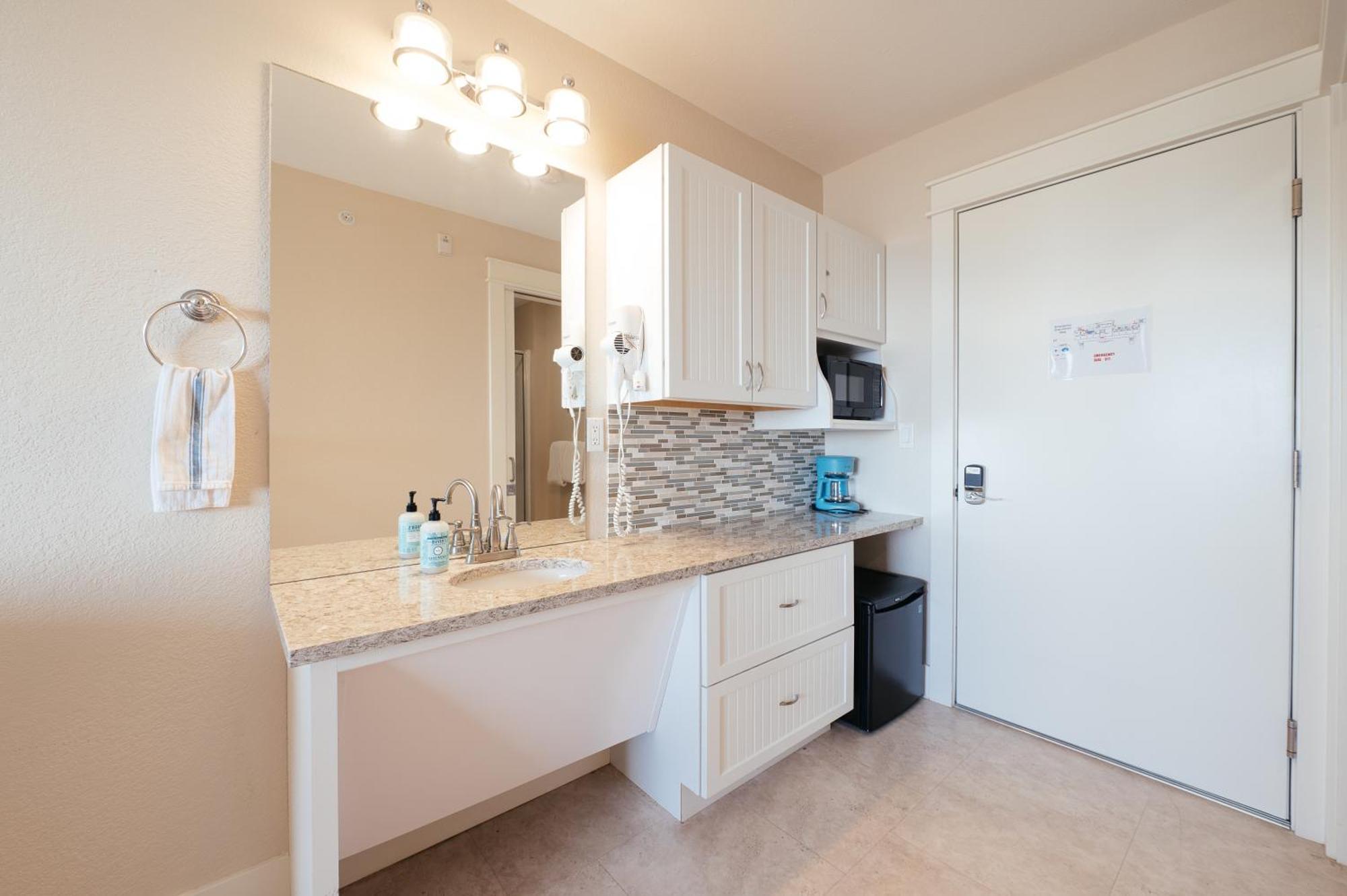Kasa Gold Coast Inn Травърс Сити Екстериор снимка